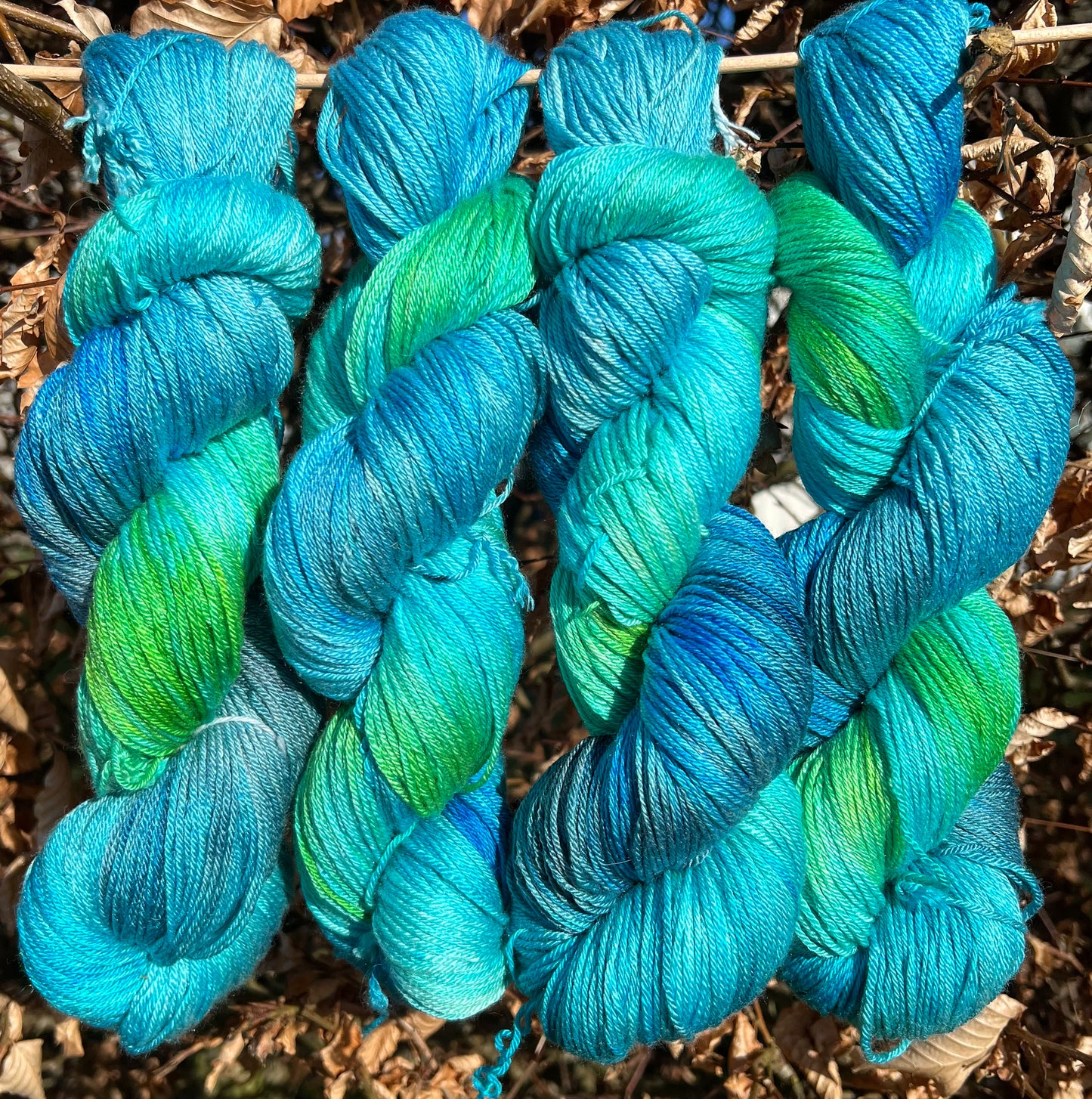 Håndfarvet merino og morbærsilke 50/50 💚💙