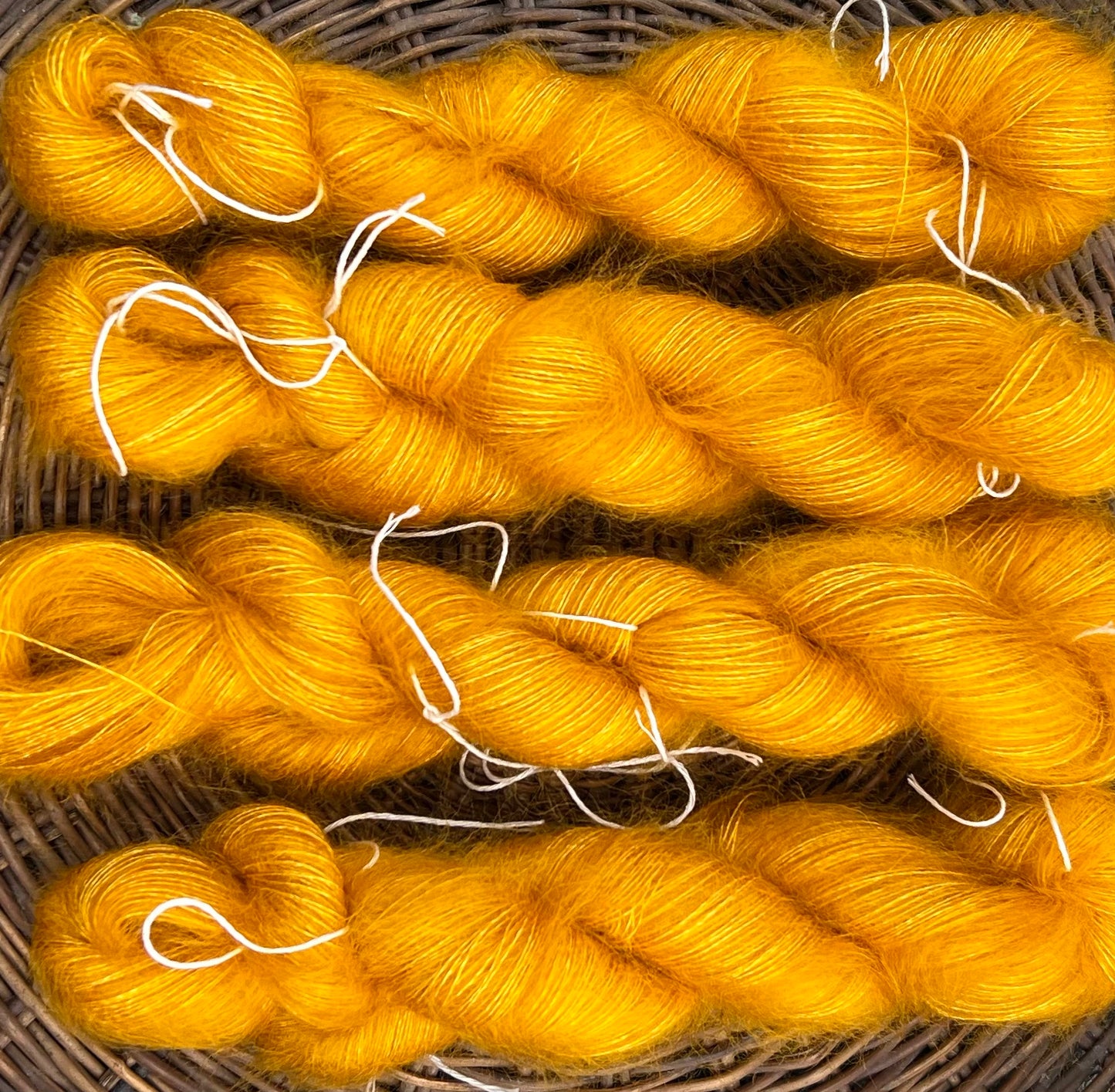 Silkemohair i solgul ☀️
