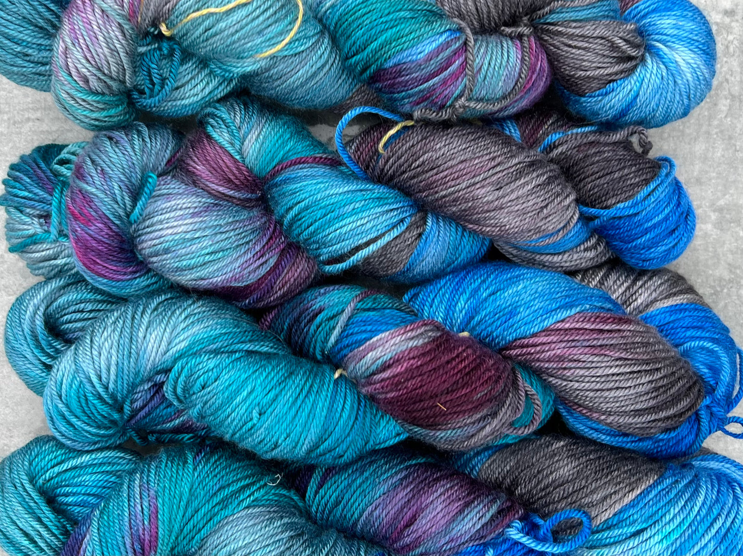 Håndfarvet sw merino og silke 212 meter