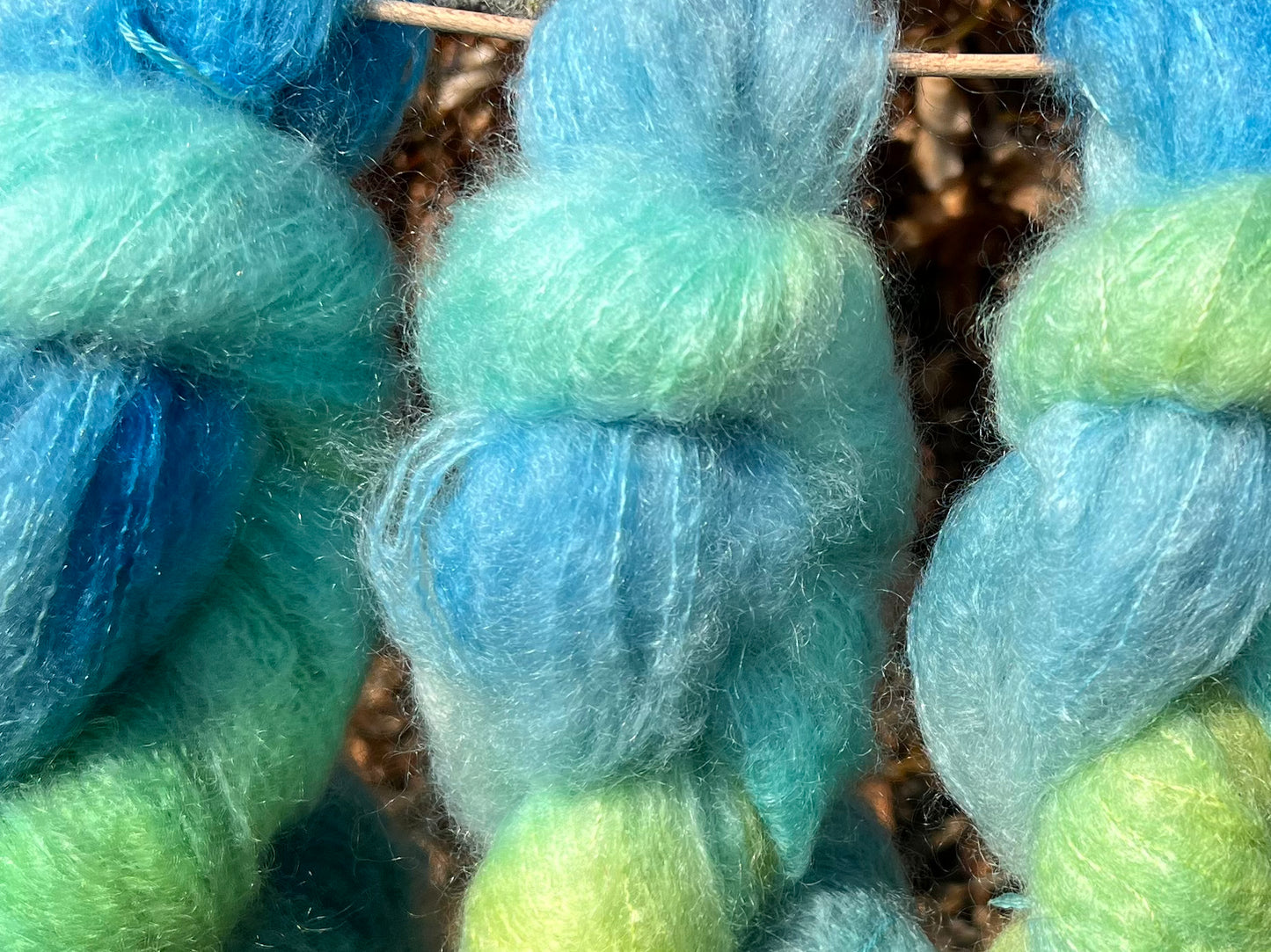 Håndfarvet Chunky Mohair 💙💚💛