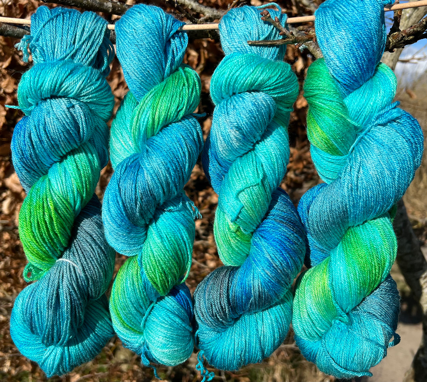 Håndfarvet merino og morbærsilke 50/50 💚💙