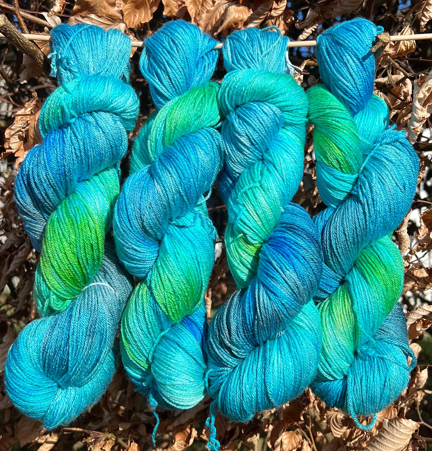 Håndfarvet merino og morbærsilke 50/50 💚💙