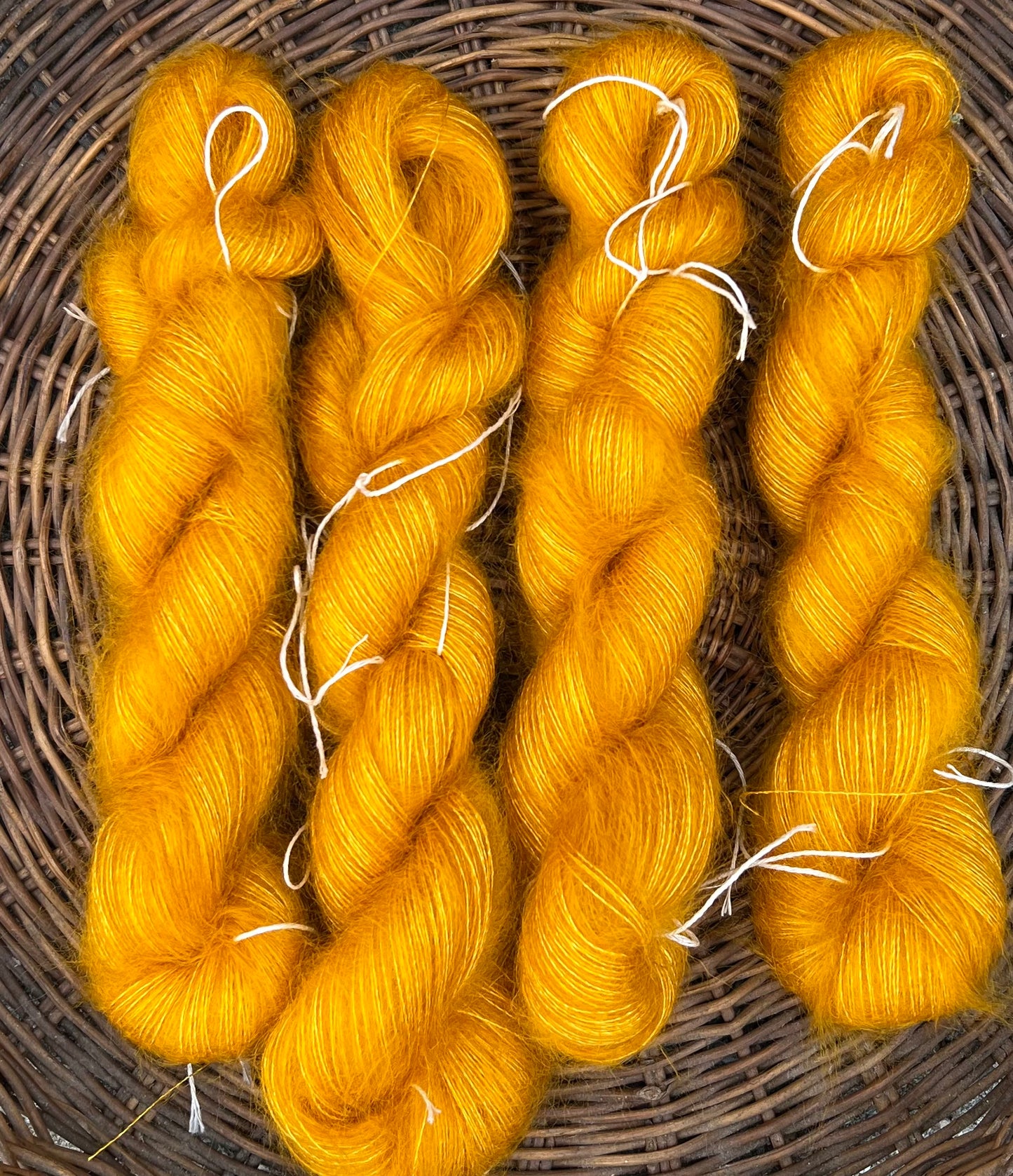 Silkemohair i solgul ☀️