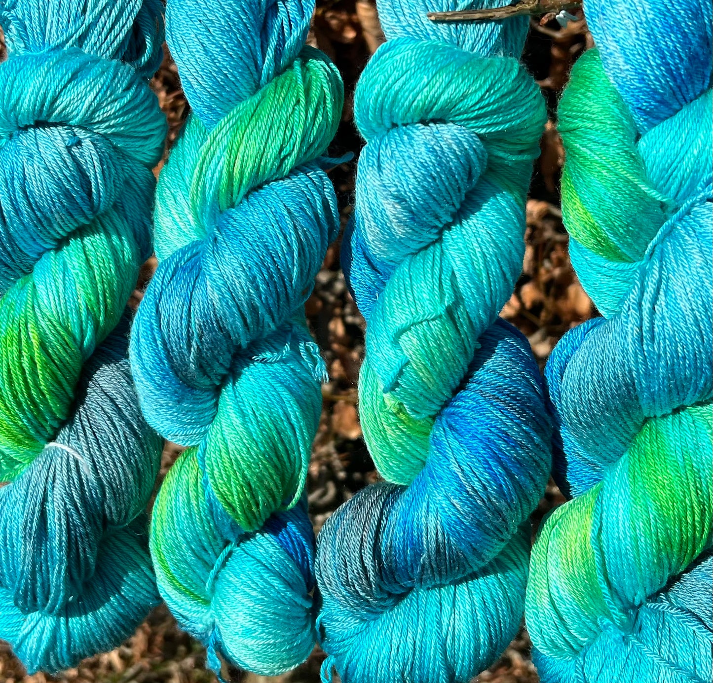 Håndfarvet merino og morbærsilke 50/50 💚💙