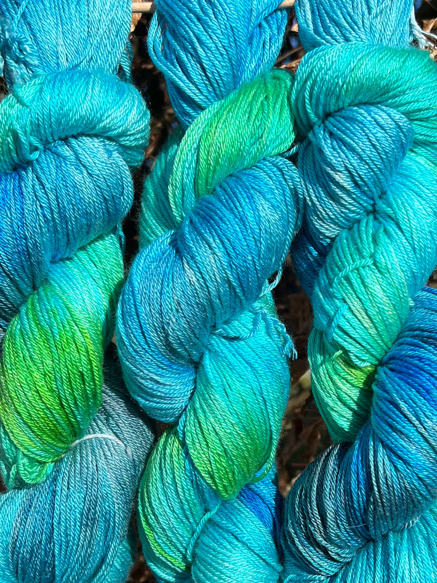 Håndfarvet merino og morbærsilke 50/50 💚💙