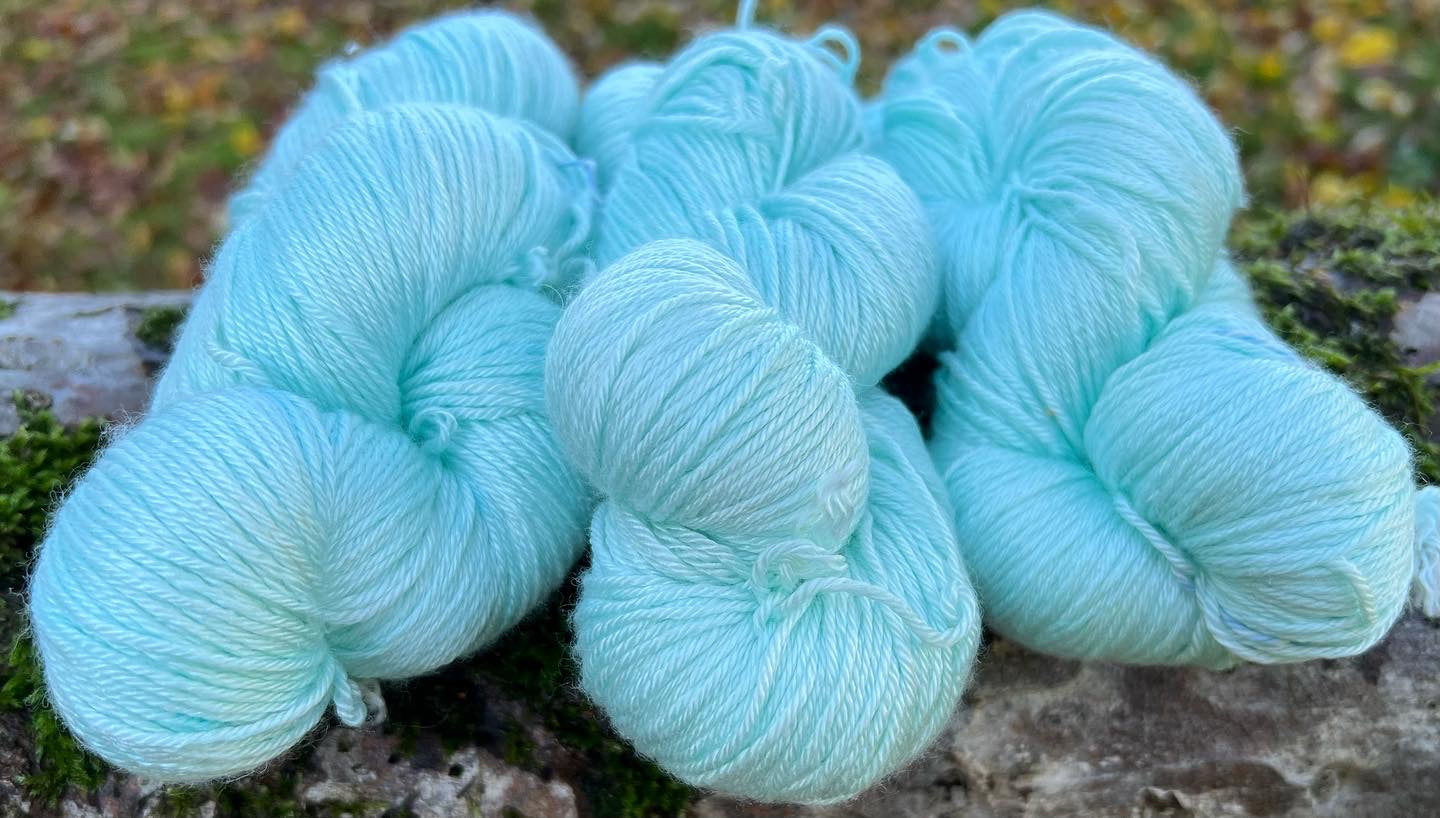 Håndfarvet sw merino/morbærsilke 50/50