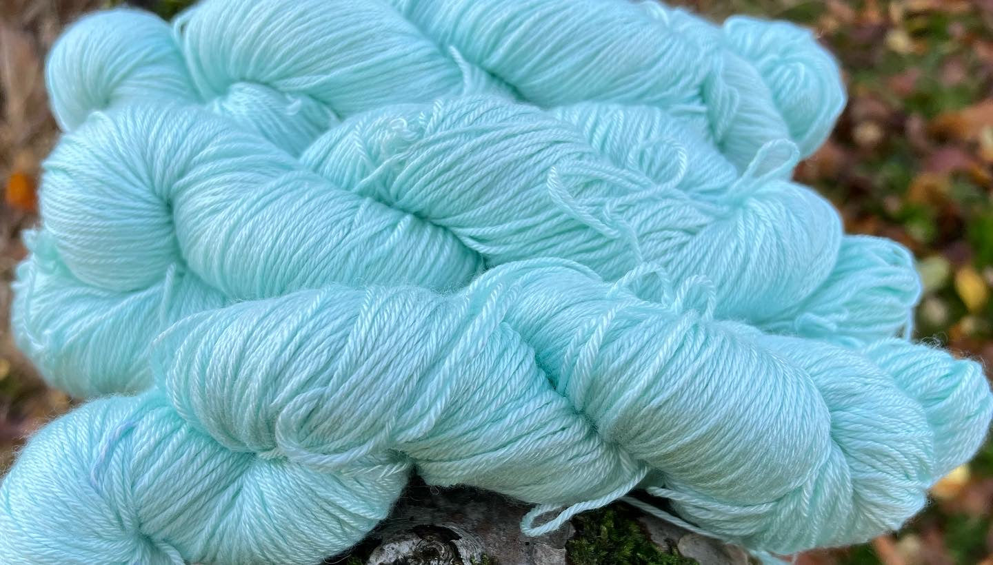Håndfarvet sw merino/morbærsilke 50/50