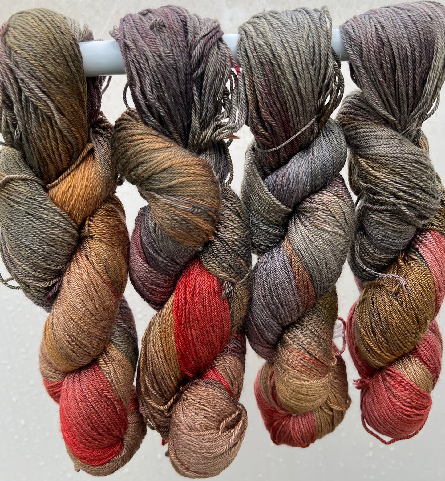 Håndfarvet merino/morbærsilke 50/50.