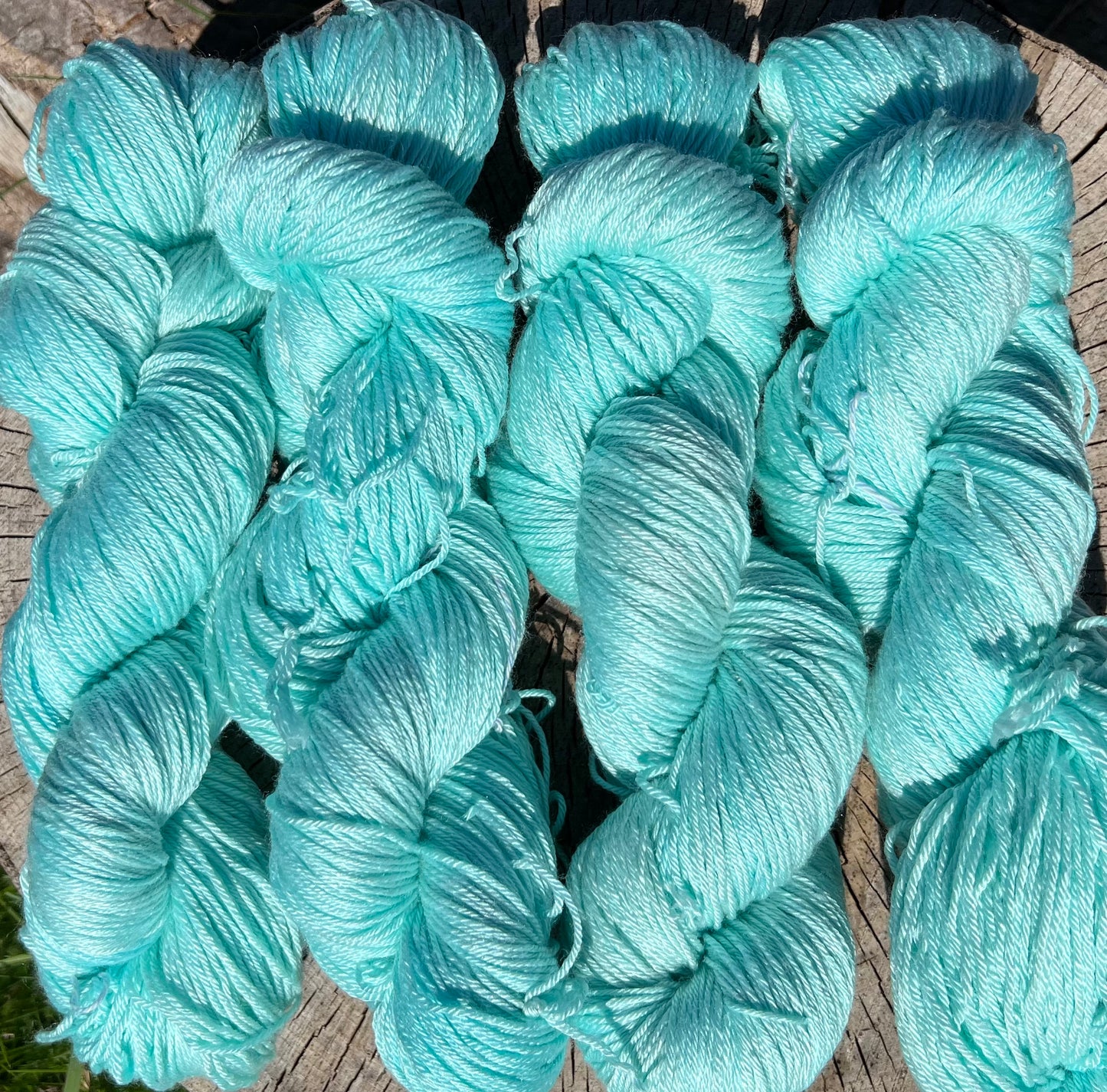 Håndfarvet sw merino og morbærsilke 50/50 🩵