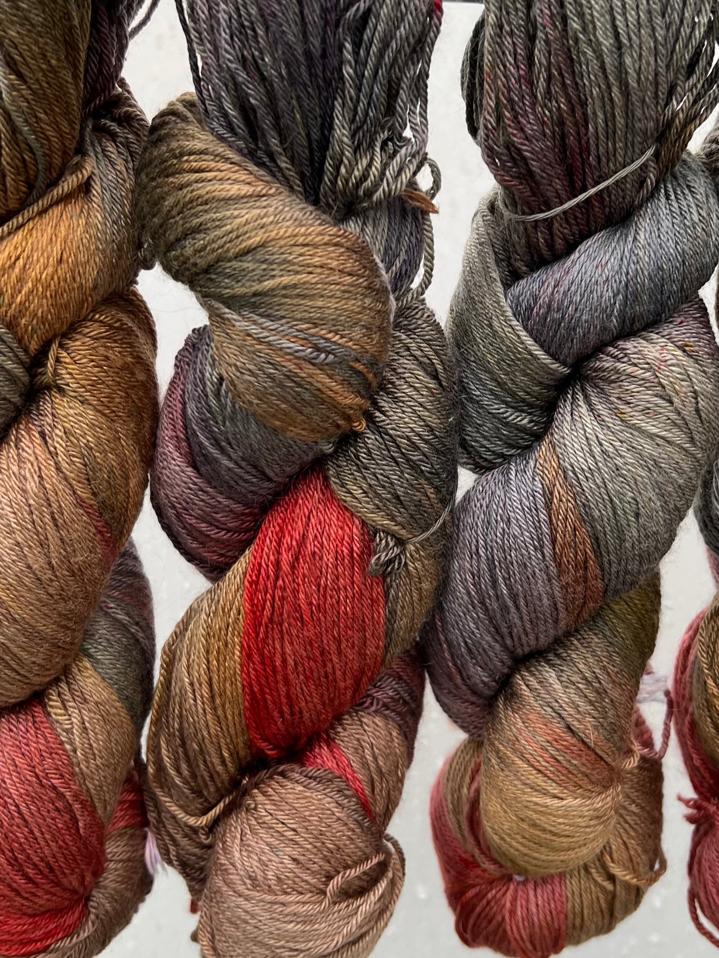 Håndfarvet merino/morbærsilke 50/50.