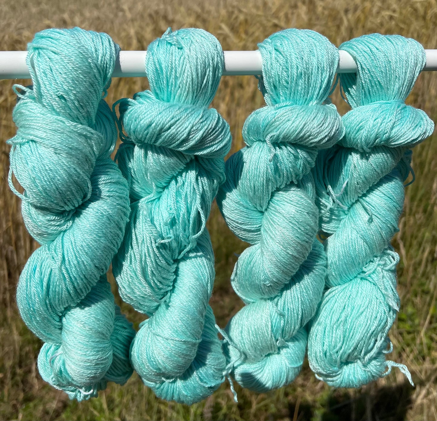 Håndfarvet sw merino og morbærsilke 50/50 🩵