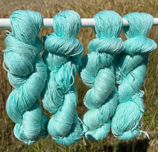Håndfarvet sw merino og morbærsilke 50/50 🩵