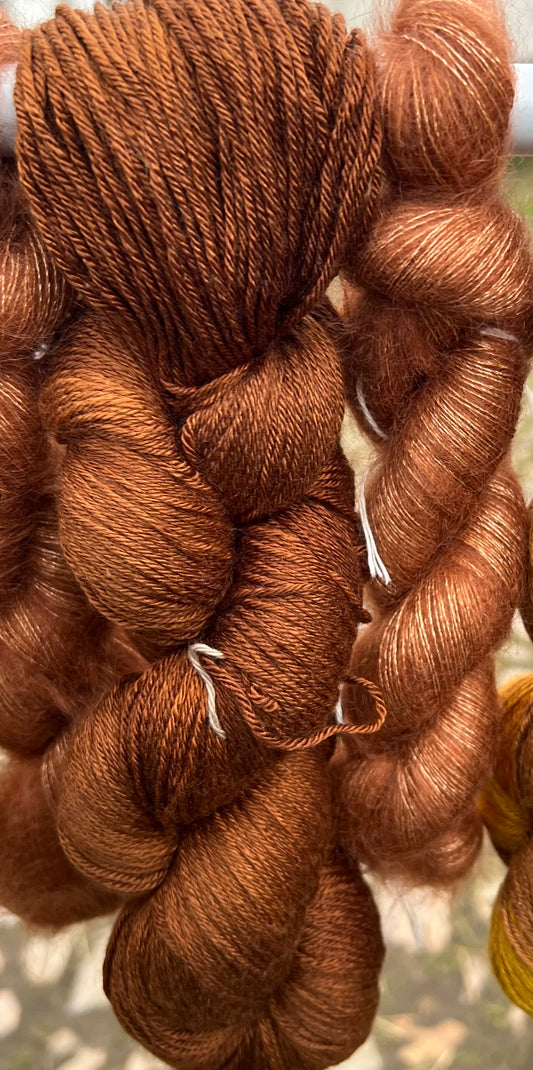 Håndfarvet sw merino og morbærsilke 50/50
