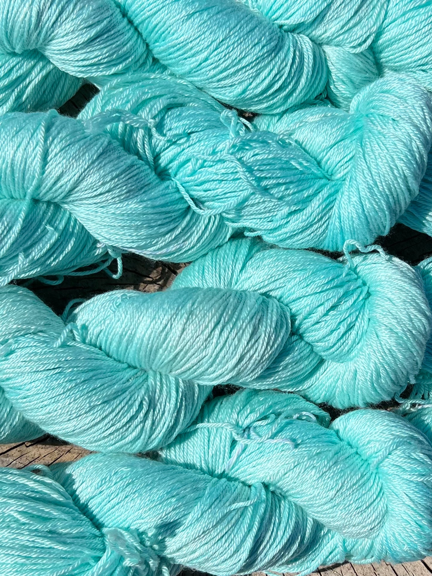 Håndfarvet sw merino og morbærsilke 50/50 🩵