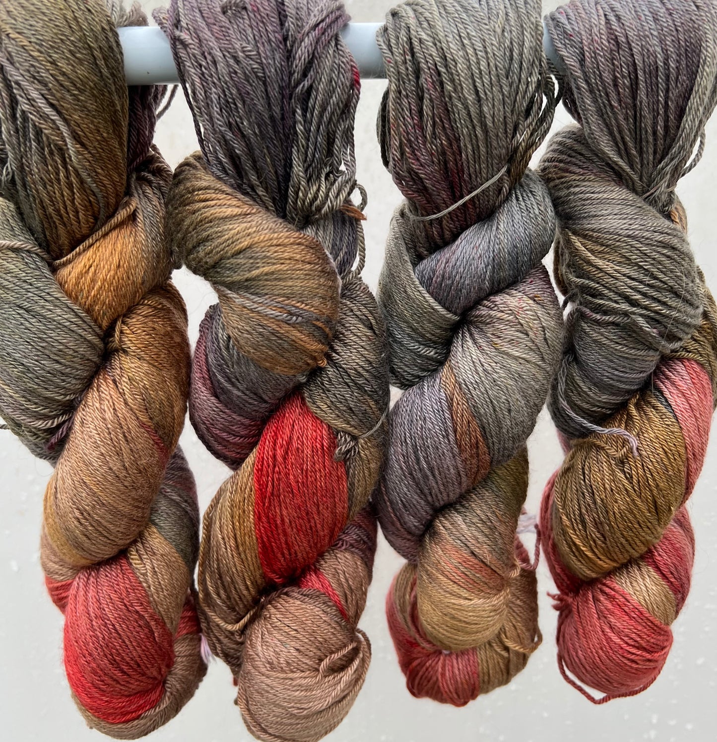 Håndfarvet merino/morbærsilke 50/50.