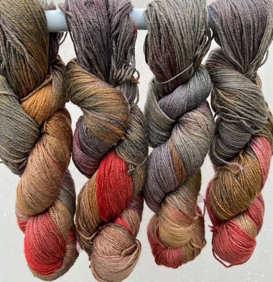 Håndfarvet merino/morbærsilke 50/50.