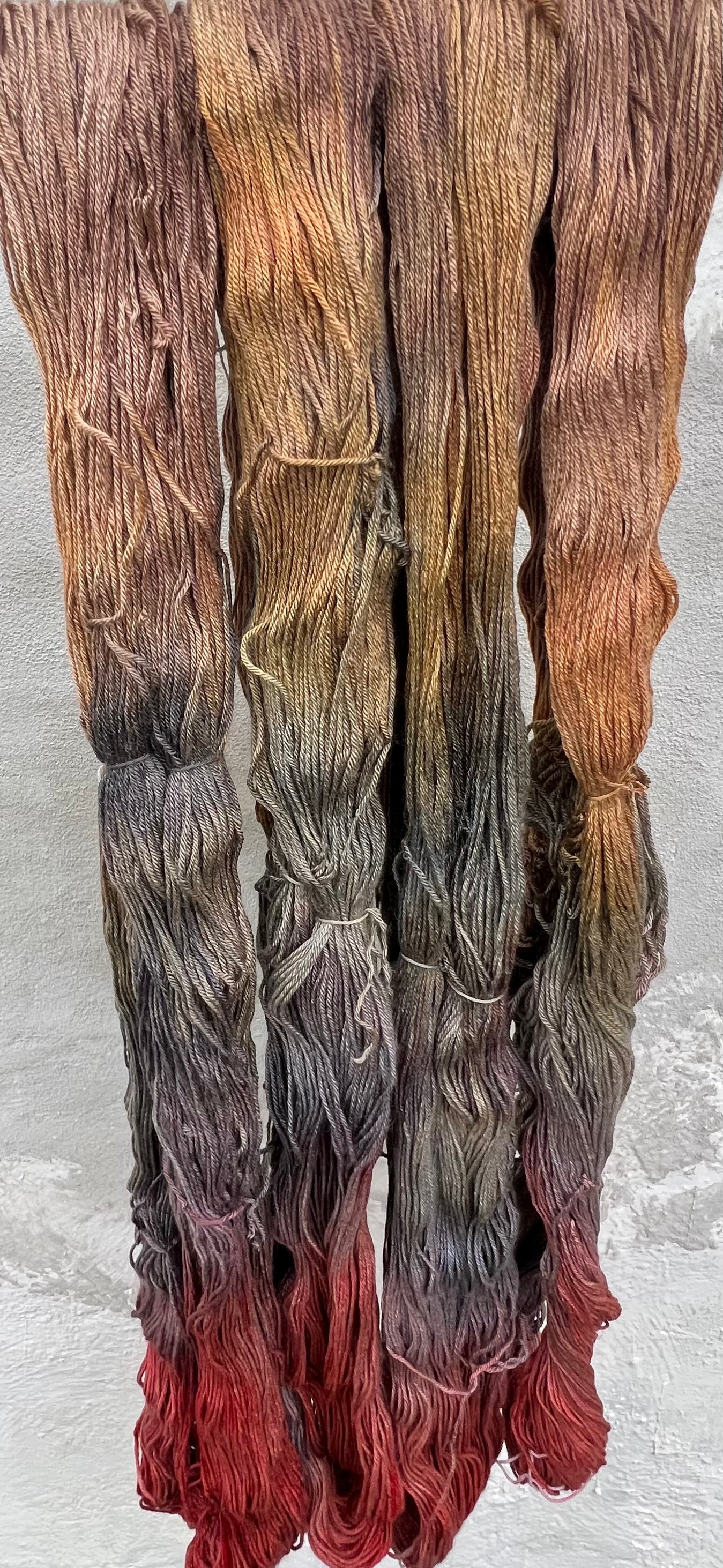 Håndfarvet merino/morbærsilke 50/50.