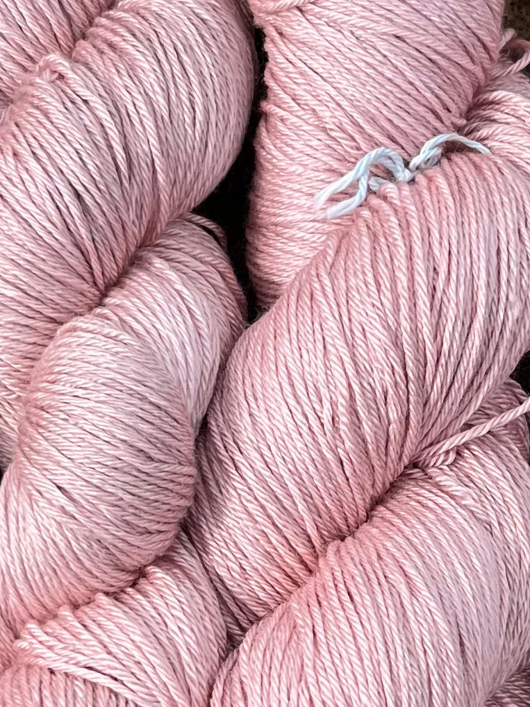Håndfarvet sw merino og morbærsilke 50/50