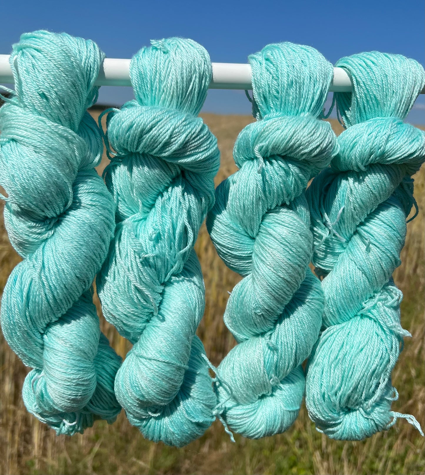 Håndfarvet sw merino og morbærsilke 50/50 🩵