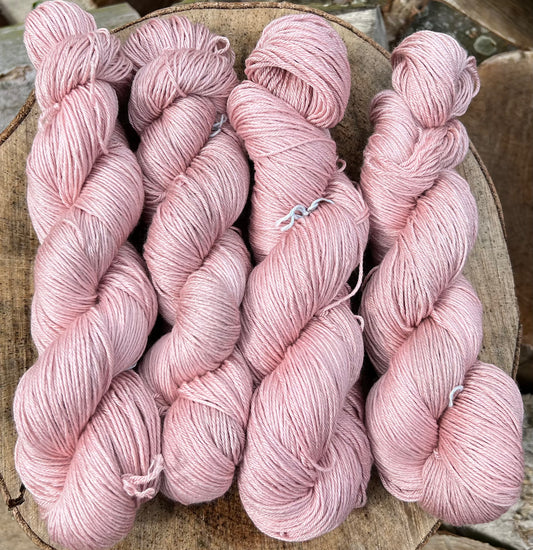 Håndfarvet sw merino og morbærsilke 50/50
