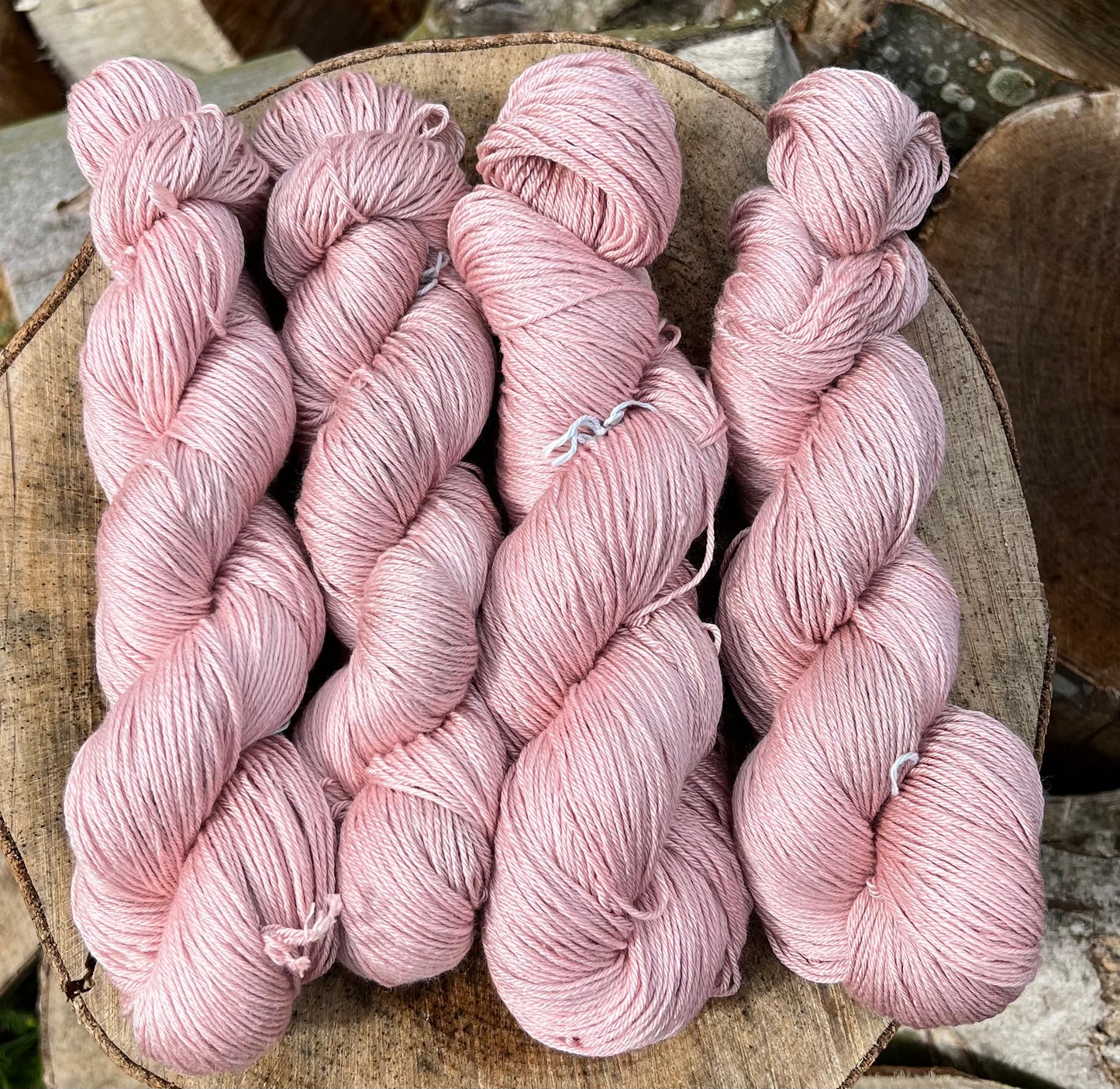 Håndfarvet sw merino og morbærsilke 50/50