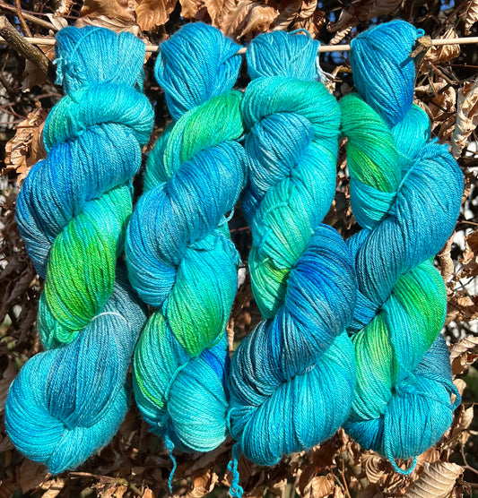 Håndfarvet merino og morbærsilke 50/50 💚💙